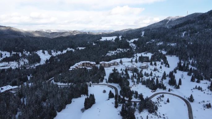 冬季航拍的罗多比山脉周围的村庄Stoykite和Pamporovo，保加利亚