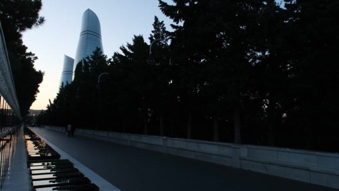 这段广角视频是在蓝色时段从永恒之火纪念碑附近拍摄的