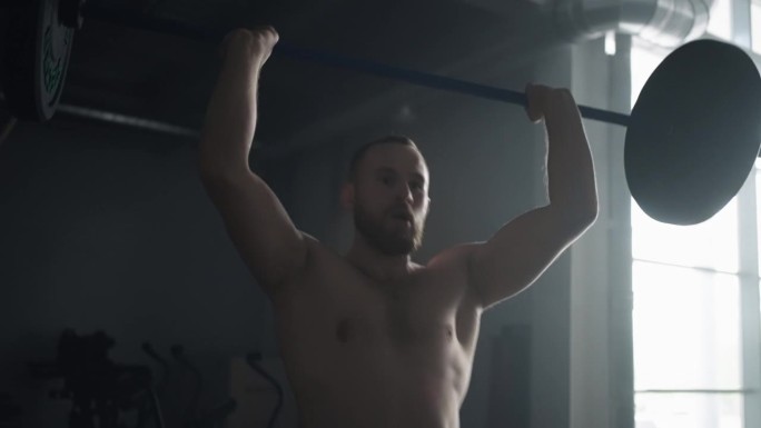 肌肉发达的胡须男子举重杠铃在健身房，积极的运动拍摄，运动和健身，健康俱乐部