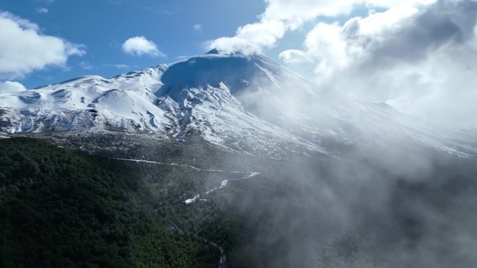位于智利洛斯拉各斯瓦拉斯港的奥索尔诺火山。火山景观。天空云背景。智利洛斯拉各斯。雪山。位于智利洛斯拉