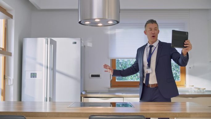 DS男性房地产经纪人通过视频电话展示了一栋现代住宅的厨房