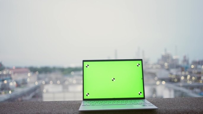 石化工厂的笔记本电脑绿屏空白。