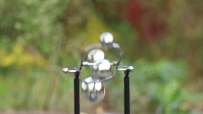 旋转桌摆球抗压力站在桌子上的公园，视频冥想，摆与旋转球