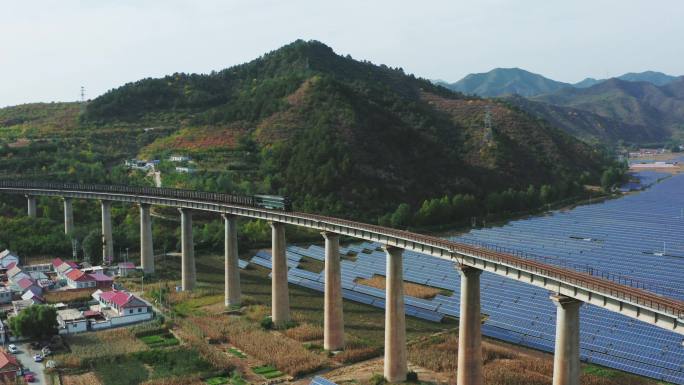 火车通过山区高架铁路桥航拍