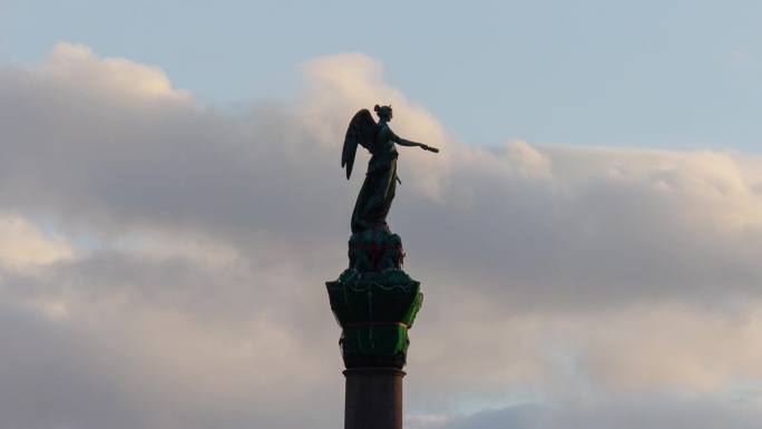 日落天空斯图加特市中心著名雕像顶部全景4k延时拍摄德国