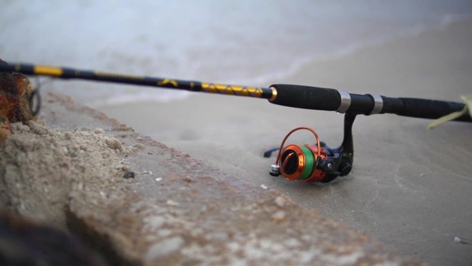 黑色和金色碳纤维近海纺丝棒;用于冲浪钓鱼的轻型钓鱼设备。