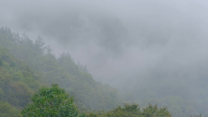 初秋雨中山脉云雾缭绕的绝美自然风光