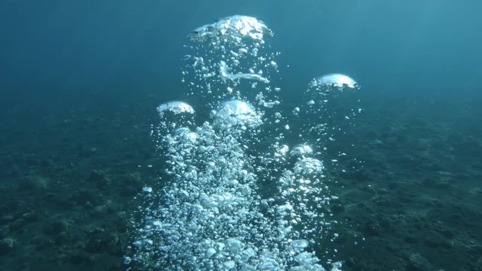 水下气泡，超级慢速，潜水氧气，海水中的气泡，海洋生物，慢动作，气泡上升到水面，水生光线和折射，4k拍