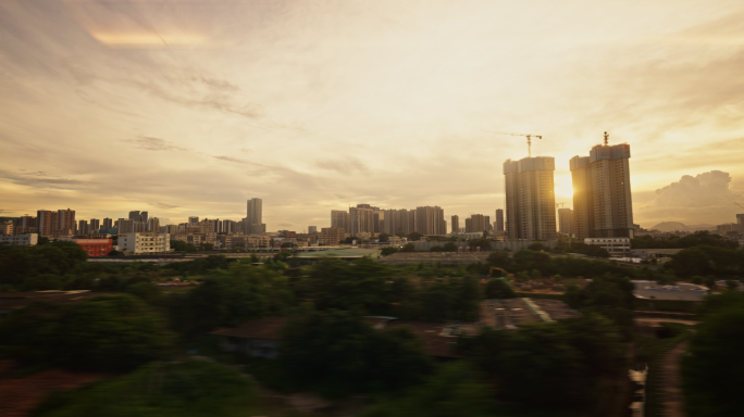 高铁行驶中列车窗外城市夕阳风景