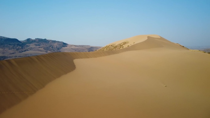 鸟瞰沙丘与山野形成鲜明对比。
