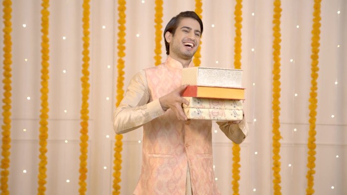 拿着糖果盒的印度男人