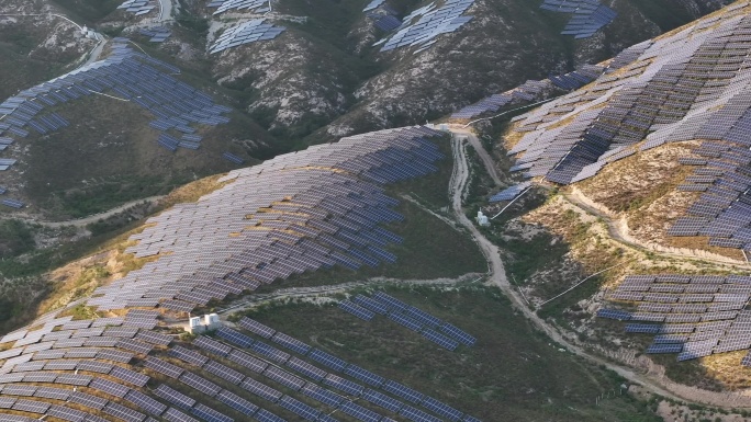 航拍山地太阳能电池板