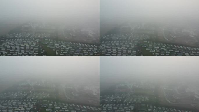 雾中的普通英国小镇鸟瞰图