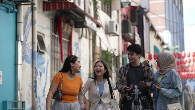 不同种族的亚洲年轻人喜欢一起在城市街道上散步