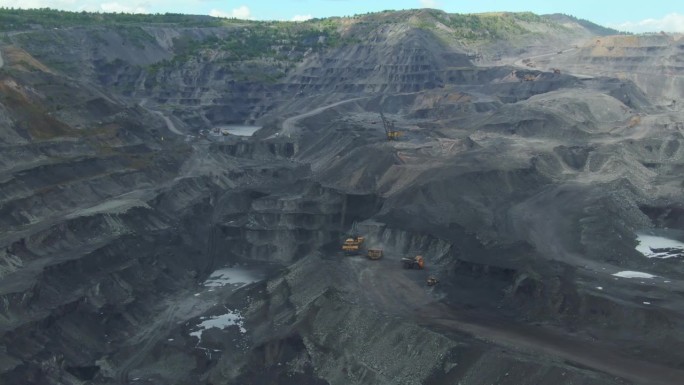 在露天煤矿工作的各种大型机器，航拍画面。