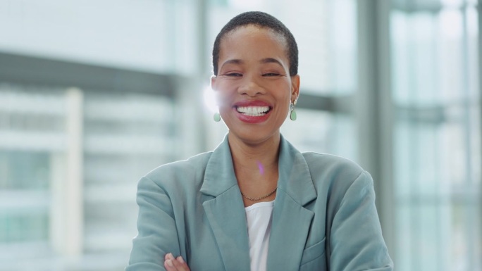 脸，律师和办公室里笑的黑人妇女，公司公司和镜头光圈上的微笑。肖像，快乐的专家和自信的非洲专业律师，雇