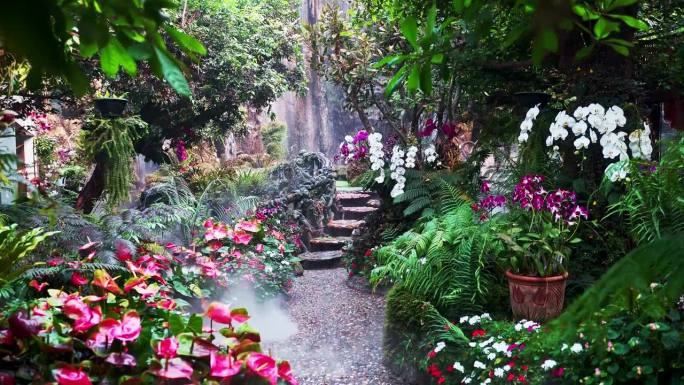 美丽的花园，鲜花和通往湍急瀑布的小路。