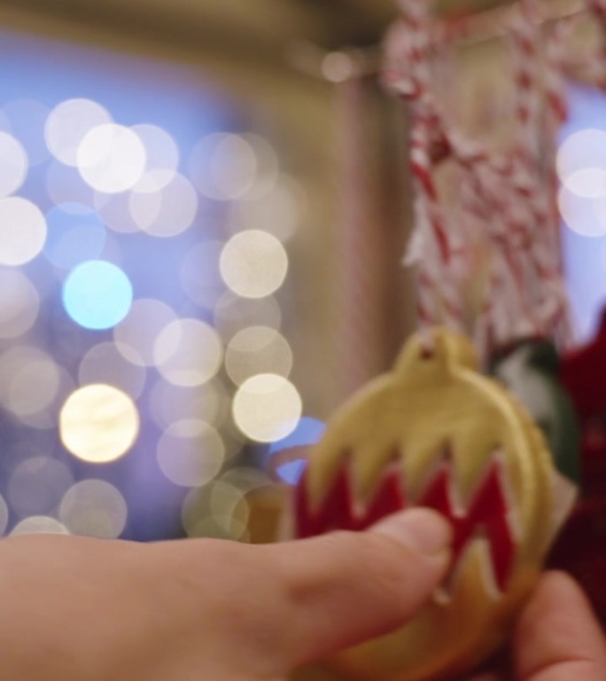 垂直视频。在新年礼品店，一位年轻女子在挑选圣诞装饰品。