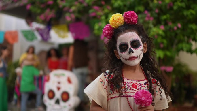 女孩的肖像与糖骷髅脸油漆在死亡的庆祝活动的一天