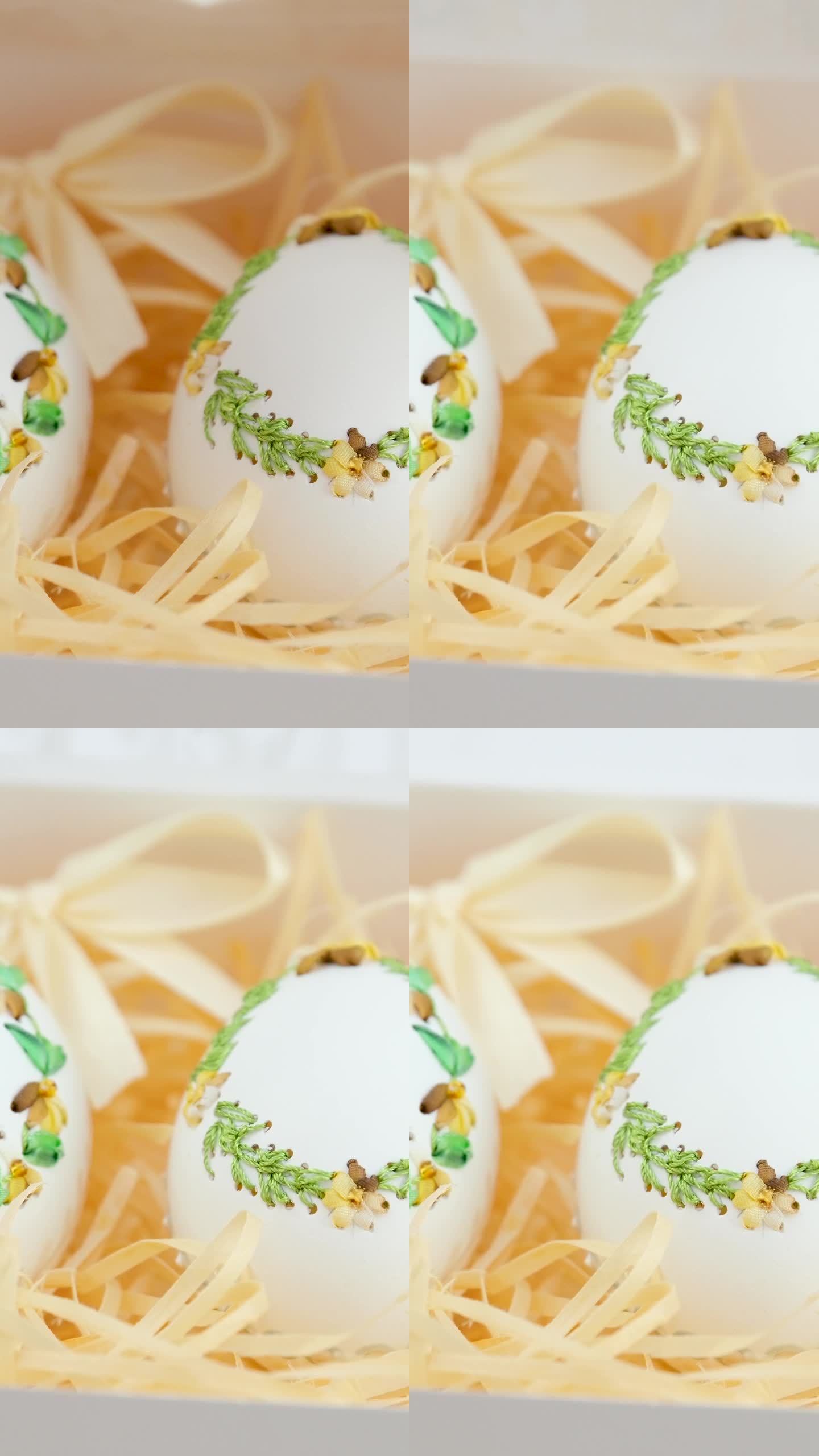 复活节刺绣在蛋壳上放置横幅明信片邀请祝贺三穗小麦在白色背景盒子透明开顶交付鸡火鸡鹅蛋2件
