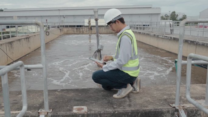 环境工程师在污水处理厂工作，水管理概念。