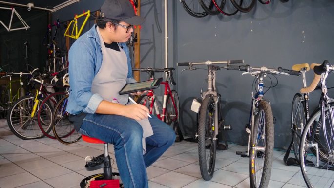 一个中年男子开了一家自行车店。自行车店是城里的小生意。