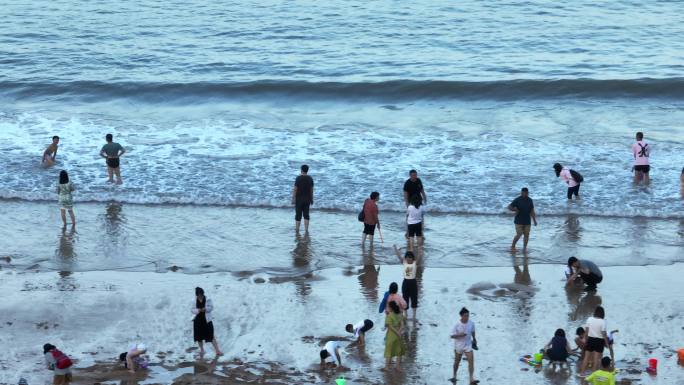 航拍海浪拍打沙滩人群节假日游客爆满