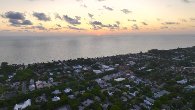 鸟瞰日落时佛罗里达州西南部加斯帕里拉岛上小镇博卡格兰德昂贵的住宅。美国梦之家是美国房地产发展的典范