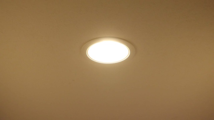 天花板上一盏可以开关的小灯