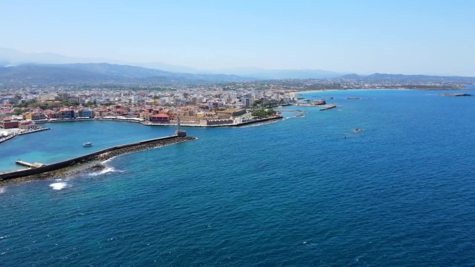 在希腊克里特岛的哈尼亚港，航拍无人机在镜头左移时右飞