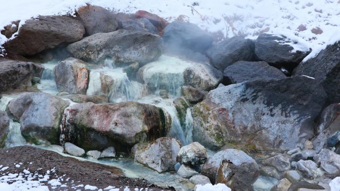 固定的自然场景，水流入热气腾腾的天然温泉被雪包围在科罗拉多州的山区