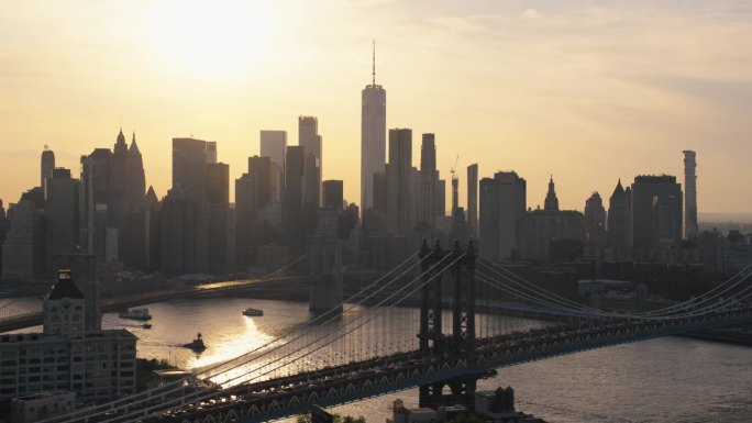 日落时分，直升机上的纽约市天际线航拍画面。曼哈顿和布鲁克林大桥的著名摩天大楼。繁忙多样的大都市，汽车