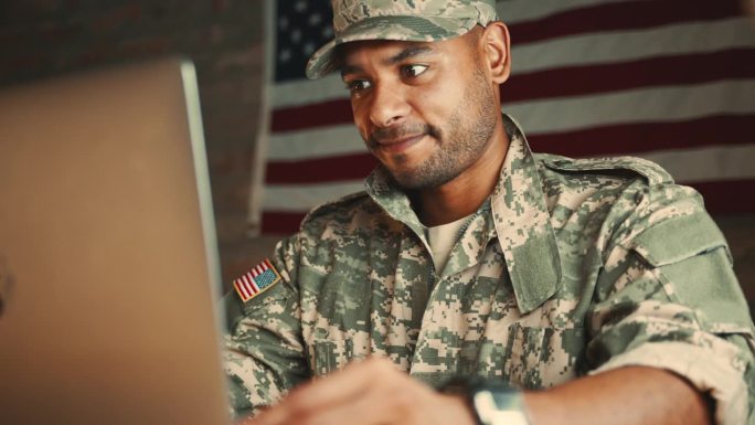 从军队打电话回家，爱国的士兵在网上与家人视频聊天