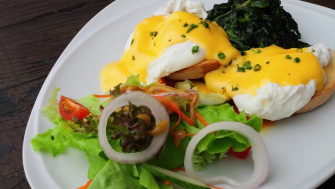 英式早餐:荷包蛋、沙拉和烤面包(特写)。健康餐盘的俯视图。荷包蛋是一种健康的食物，让你强壮健康。咖啡