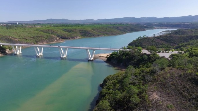 无人机在葡萄牙Bairro Monte Vistoso镇附近的Rio Mira高速公路上飞行