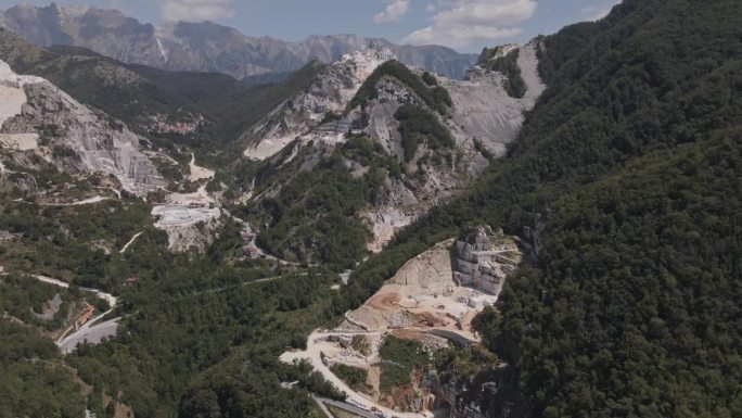 鸟瞰大理石矿在卡拉拉，意大利