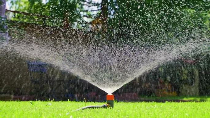 夏季花园草坪喷水喷灌技术。在旱季给绿色植物浇水。