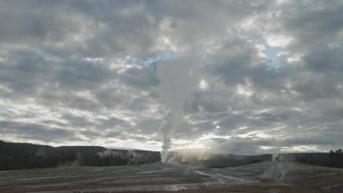 老忠实喷发在日出的早晨上间歇泉盆地超级火山黄石国家公园怀俄明州慢动作