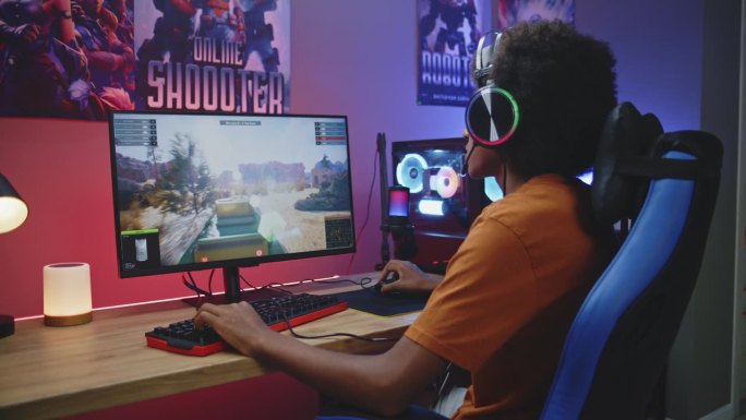非裔美国青少年玩在线坦克对战3D游戏