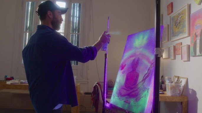 男艺术家在艺术工作室喷绘帆布UV颜料