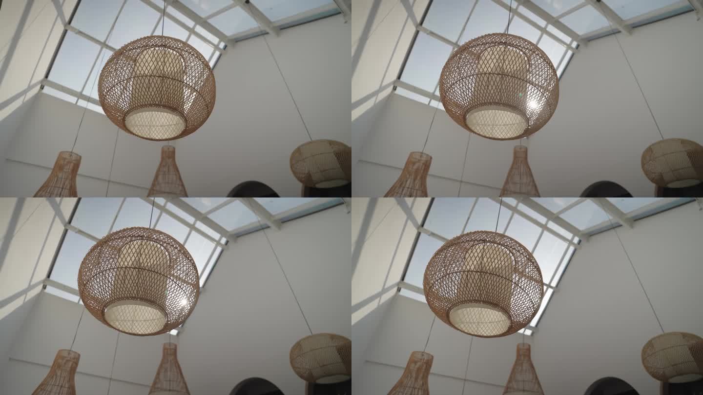 室内玻璃天花板与悬挂竹灯美丽的现代室内设计