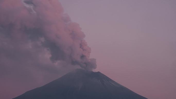 火山在清晨喷出烟雾的延时视频