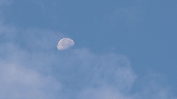 白天月亮蓝天白云