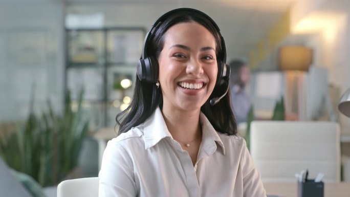 呼叫中心，在办公室为客户服务、支持或业务提供笑脸和微笑。肖像，快乐和自信的电话营销专业人员，销售代理