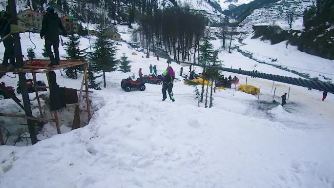 白天，女孩在雪山上做索道滑行冒险