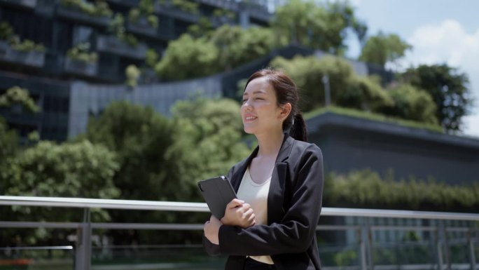 自信的商业女性
穿着黑色衣服，走到宽敞的公司大楼里开会。