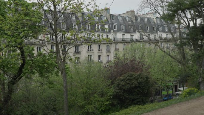 典型的巴黎公寓楼，紧挨着公园