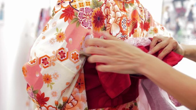 穿着日本传统和服的妇女