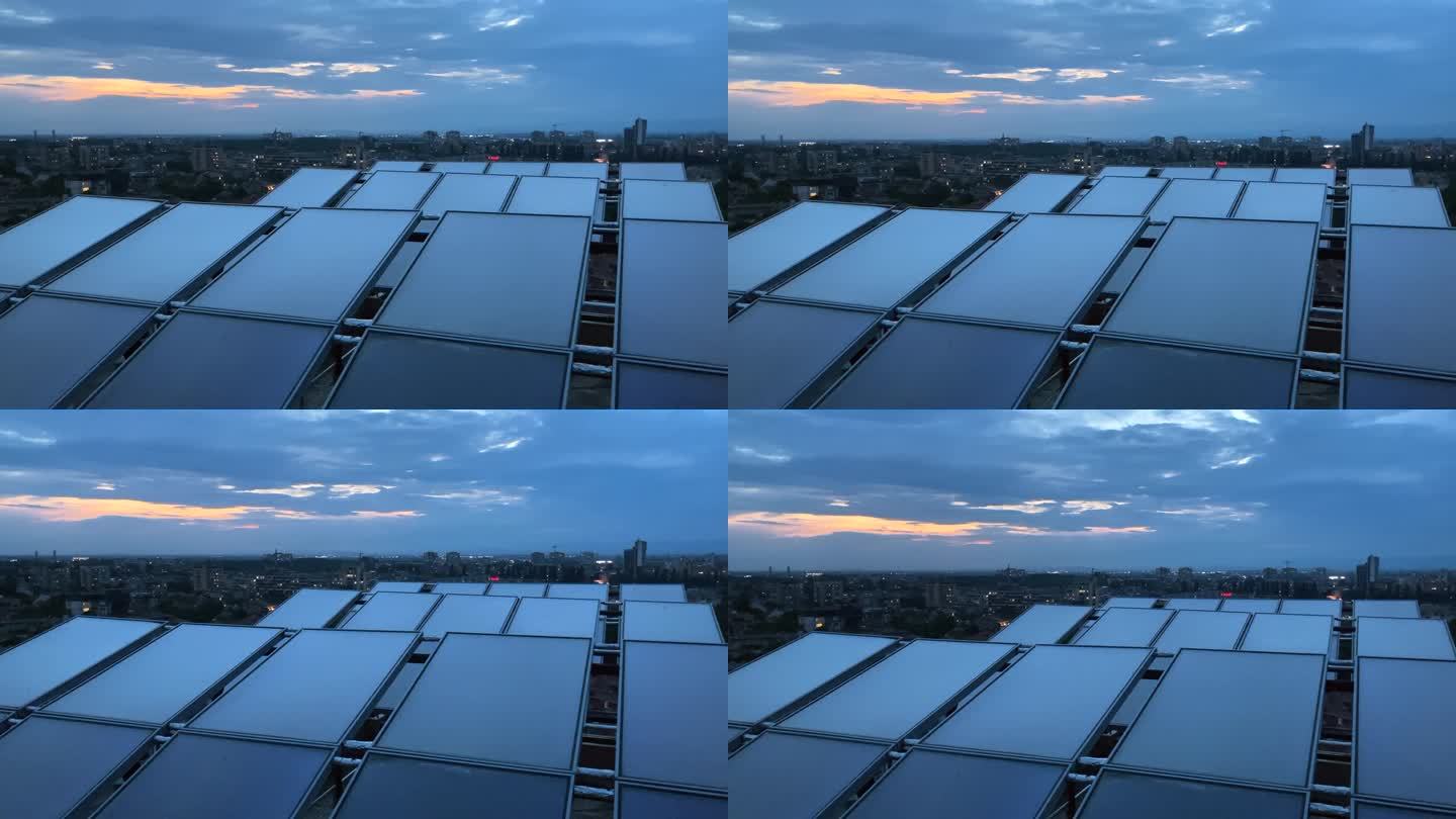 午夜时分，市中心一座屋顶上的太阳能电池板。