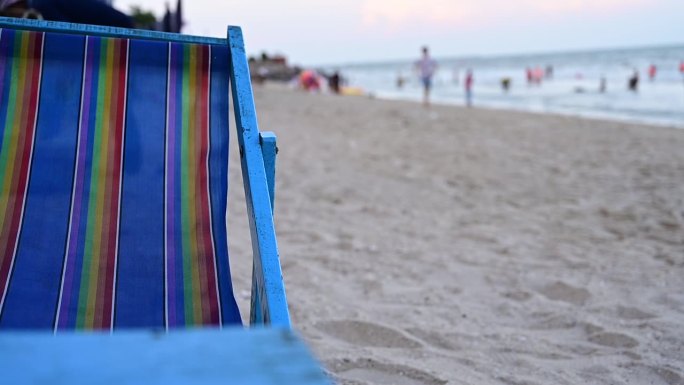海边沙滩上的椅子沙滩，夏日旅游概念，慢动作的热带风光